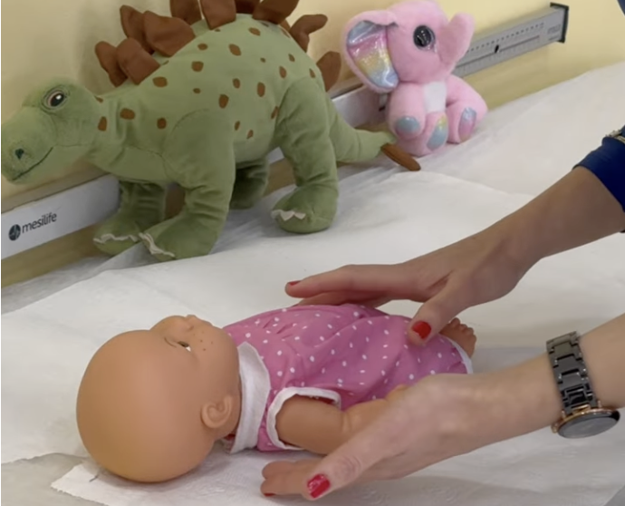 Bebeklerler nasıl doğru kucaklanır? Dikkat edilmesi gerekenler neler?